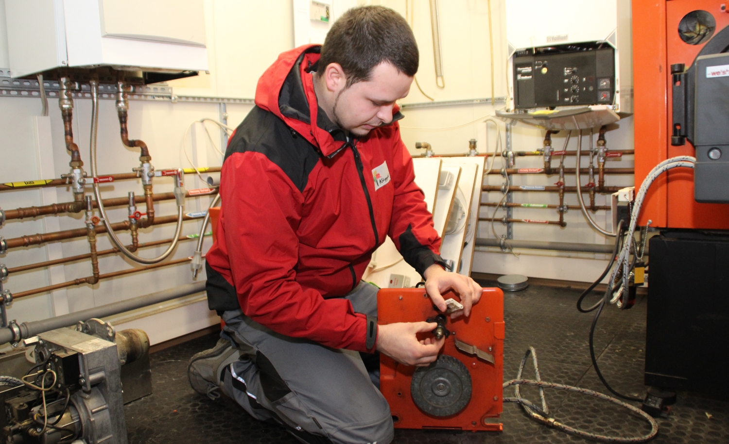 Alessandro Massa bei der Reparatur | Foto: Energiewende schaffen, Jasmin Welker