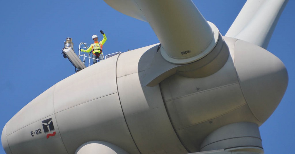 Ingenieur auf Windrad | Unternehmensbeispiel SL Naturenergie , Foto: SL Naturenergie