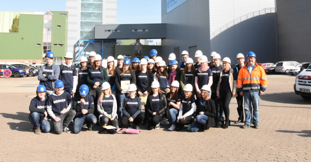 Gruppenbild am Heizkraftwerk Nord. 